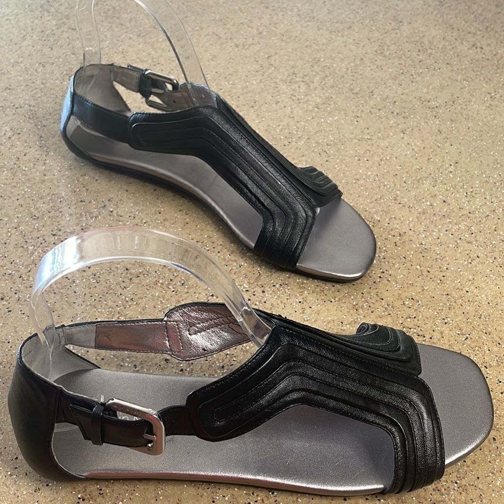 Calvin Klein "Brianne" Flat T-Strap Sandals sz 7.5